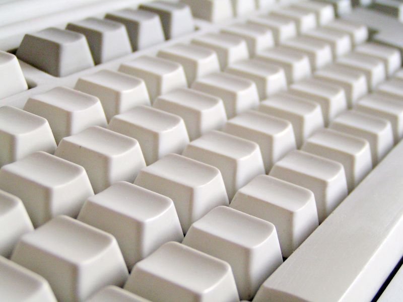 Wenn man seine Tastatur reinigen will, muss man auf einiges achten - etwa auf scharfe Reinigungsmittel tastatur reinigen