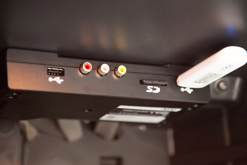 Im Handschuhfach verbergen sich Anschlüsse für Videosignale und USB-Ports. Hier unten muss auch der 3G- oder 4G-Stick sein Dasein fristen.