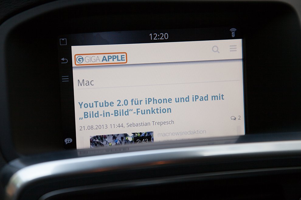 Während der Fahrt verboten — an der Ampel erlaubt. Surfen im Auto mit einer Variante des mobilen Android-Browsers.