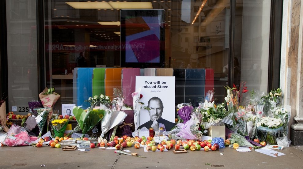 Gedenken: Spontan hinterließen tausende Fans ihre Beileidsbekundungen 2011 vor den Apple Stores dieser Welt.