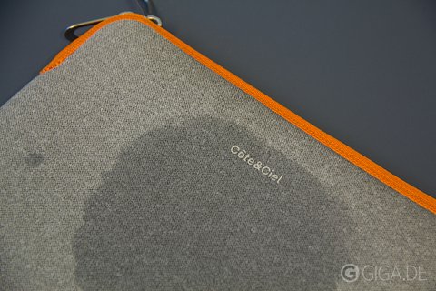 Fast Neopren - Wasser perlt zwar nicht einfach ab, dringt aber auch nicht ins Innere durch. Mein MacBook Pro blieb trocken. (Puuh!)