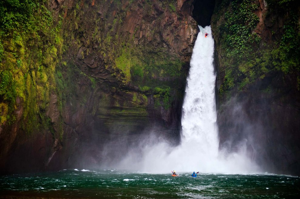 © Lucas Gilman - Kajakfahrer und Freund Rafa Ortiz bezwingt erstmals die Big Banana Falls in Mexico