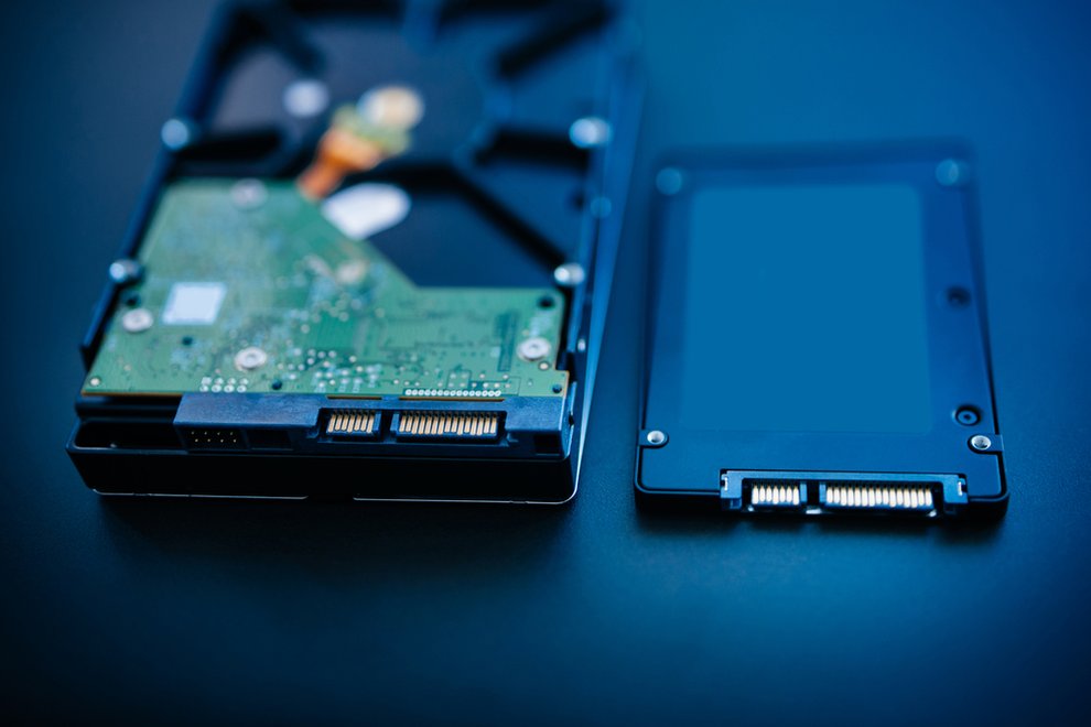 Das Prinzip von HDDs (links) und SSDs (rechts) unterscheidet sich fundamental, formatieren lassen sich allerdings beide gleich.