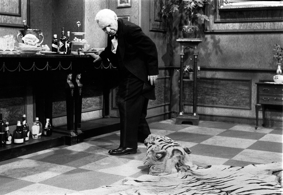 Der Tiger macht James in Dinner for One mehr als einmal das Leben schwer - wobei man die Schuld wohl tatsächlich eher auf den ausgiebigen Alkoholkonsum schieben darf.