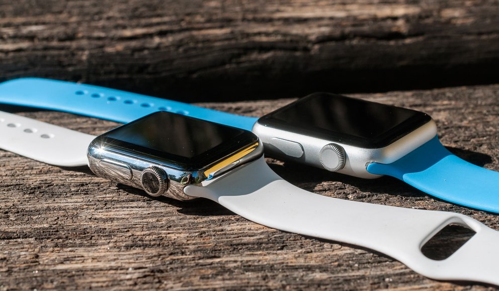 Apple Watch Series 2 in Edelstahl (38 Millimeter) und rechts dahinter die erste Generation in Aluminium (42 Millimeter).