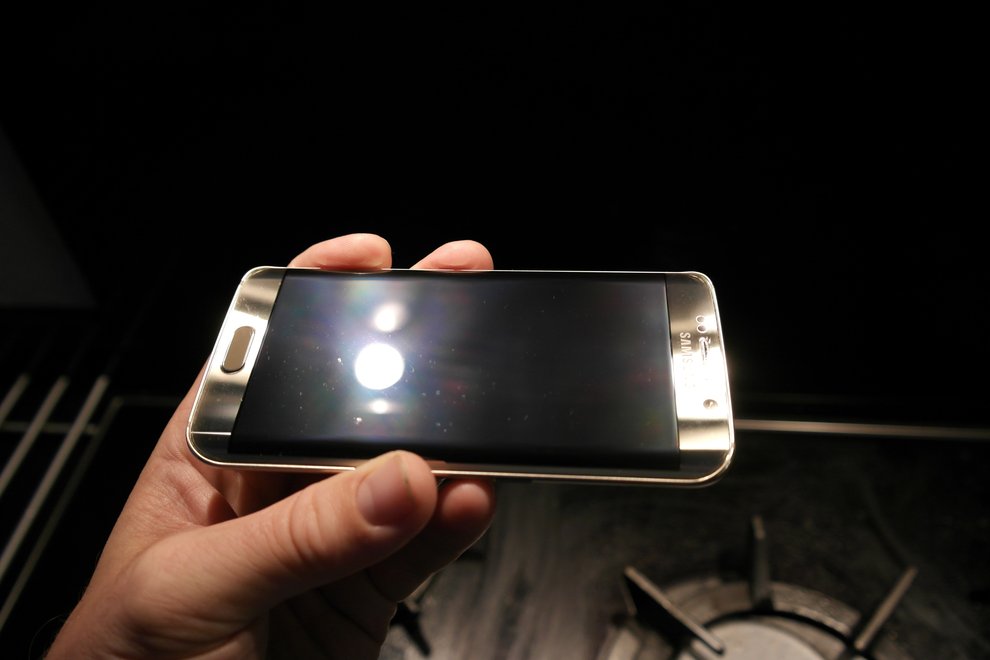 Auch die Kollegen von SamMobile berichten von zerkratzten Displays – verursacht durch das Clear View-Case.