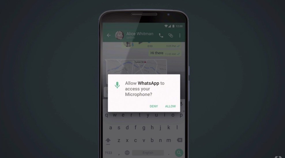 WhatsApp muss vor der Aufnahme des ersten Sprachmemos die Erlaubnis einholen, das Mikrofon benutzen zu dürfen.