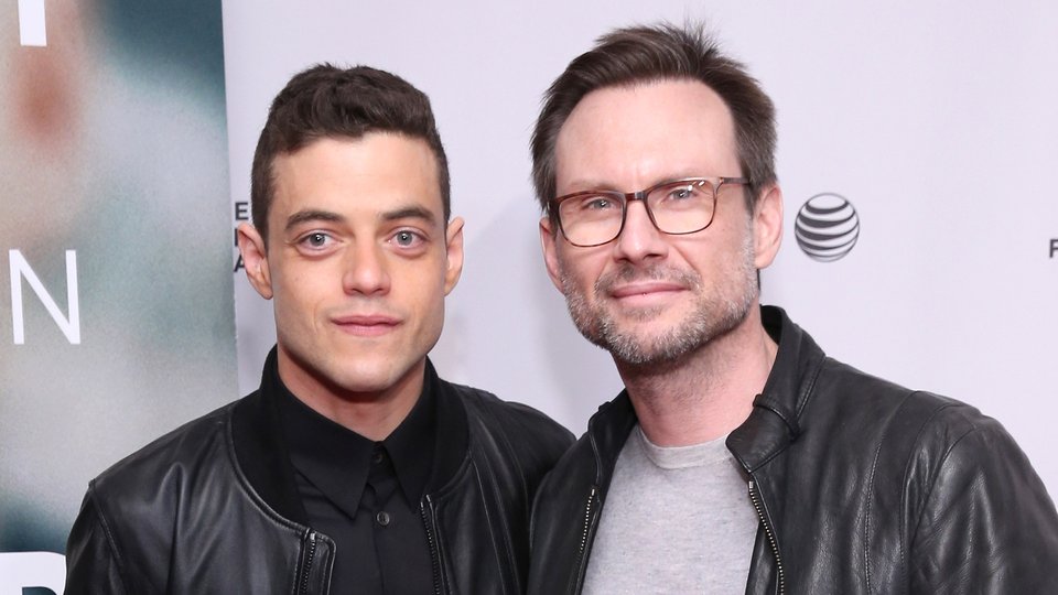 Elliot wird von Rami Malek gespielt (links), Christian Slater spielt Mr. Robot (rechts).