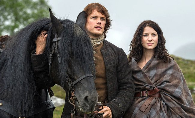Outlander: Claire mit dem Highlander Jamie Fraser.