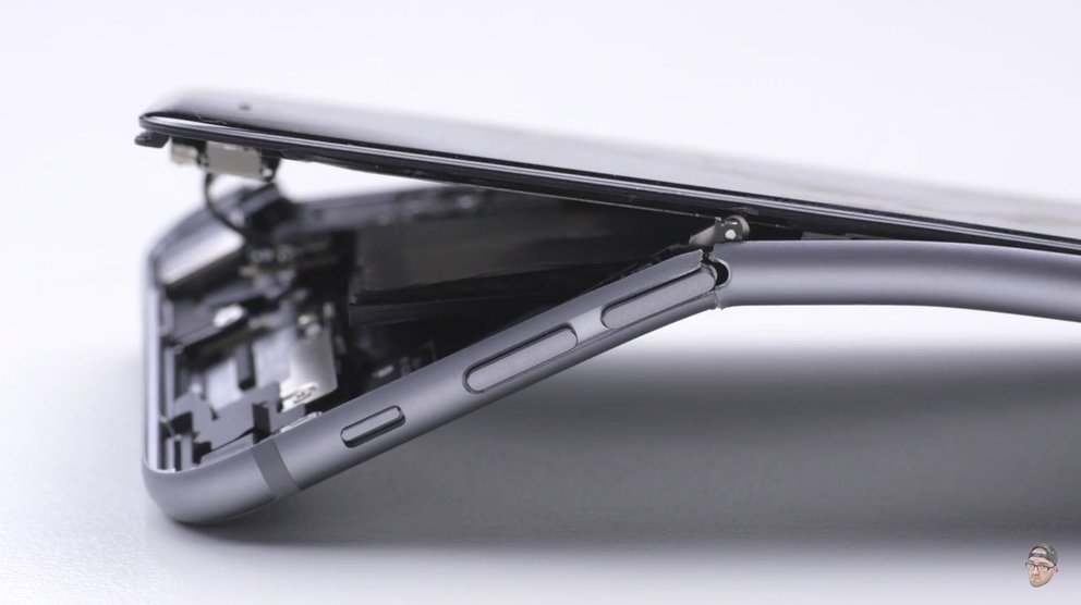 Das iPhone 6 Plus hatte aufgrund der schlanken Unibody-Konstruktion arge Probleme mit der Stabilität. (Bildquelle: Unbox Therapy @YouTube)