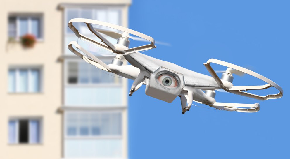 GoPro Drohne - Drohne am himmel mit spion auge statt kamera und wohnhaus im hintergrund