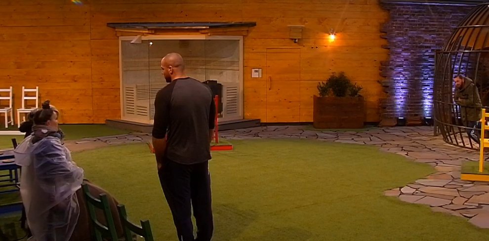 Wochenaufgabe bei big brother die erste gemeinsames sitzen auf stühlen