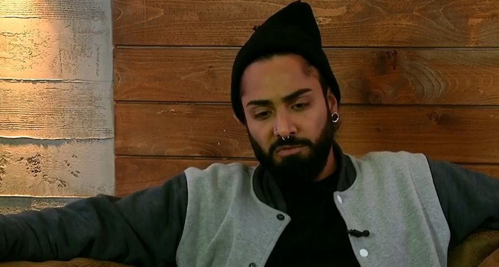 Atchi der strahlemann guckt mal unzufrieden im sprechzimmer von big brother 2015