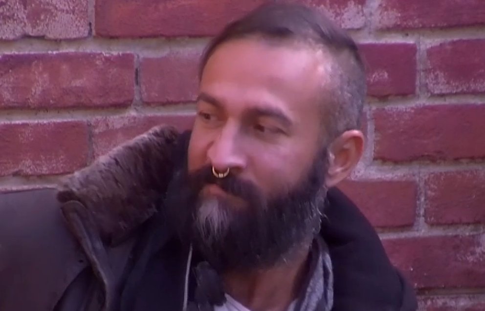 Hans christian big brother 2015 vor einer roten klinker wand