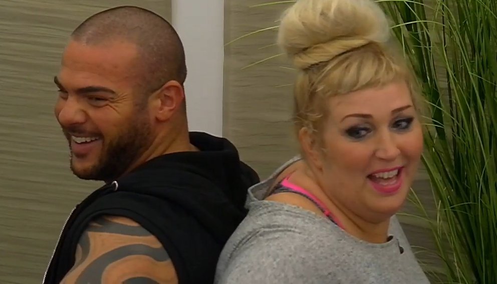 Nicht ganz freiwillig zusammen gekommen verstehen sich aber immer besser manuel und asa bei der teamübung yoga im secret room