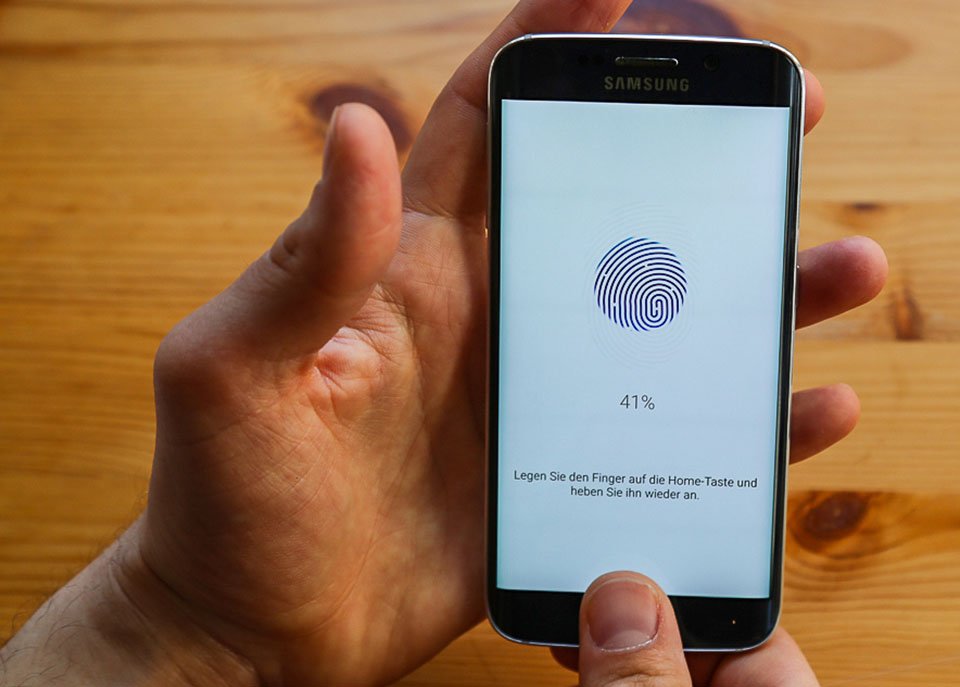 Samsung Galaxy S6: Das Entsperren per Fingerabdruckscanner wird langsamer, wenn mehrere Fingerabdrücke gespeichert sind.