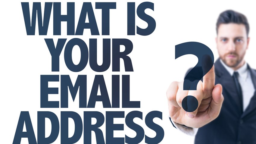 Geschäftsmann der auf uns zeigt und fragt was ist deine email adresse allerdings auf englisch what is your email adress