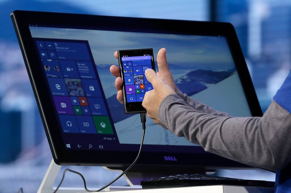 Durch Continuum werden Inhalte vom Windows Phone auf dem Bildschirm angezeigt. Bildquelle: Wired, Jeff Chiu/AP
