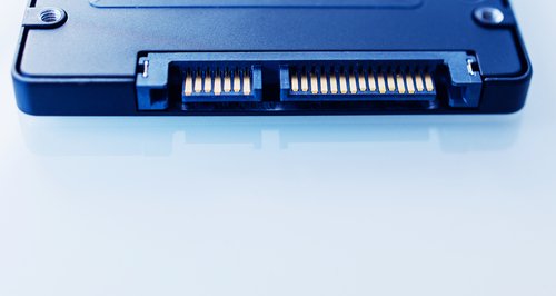 SSD: Der SATA-Anschluss links wird mit dem Mainboard verbunden. Der Stromanschluss rechts mit dem Netzteil. Bildquelle: GIGA