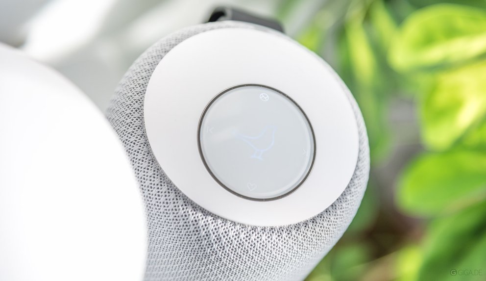 Touch-Button für Lautstärke, Streaming-Wahl etc. Und vorübergehendes Stummschalten durch Handauflegen.