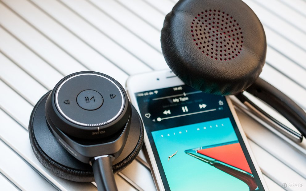 Bluetooth-Headset Plantronics B825 mit iPhone.