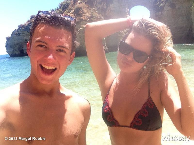 margot am strand mit ihrem bruder