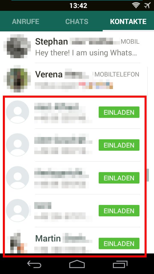 WhatsApp zeigt unten in der Kontaktliste standardmäßig Einladungen an.