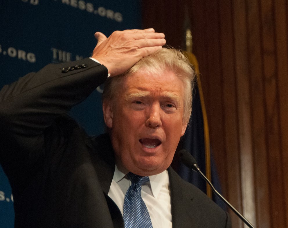 Dank Facebook, Twitter und Co. äußern sich auch im Internet Menschen weltweit zum US-Wahlkampf von Donald Trump.
