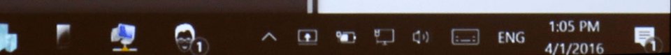Mit dem Anniversary Update zeigt Windows 10 in der Taskleiste die Anzahl neuer Nachrichten bei Apps und Action-Center an.