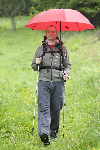 Dieser Regenschirm lohnt sich, wenn ihr neben Pokémon GO auch gern wandert. (Bildquelle: EUROSCHIRM®)