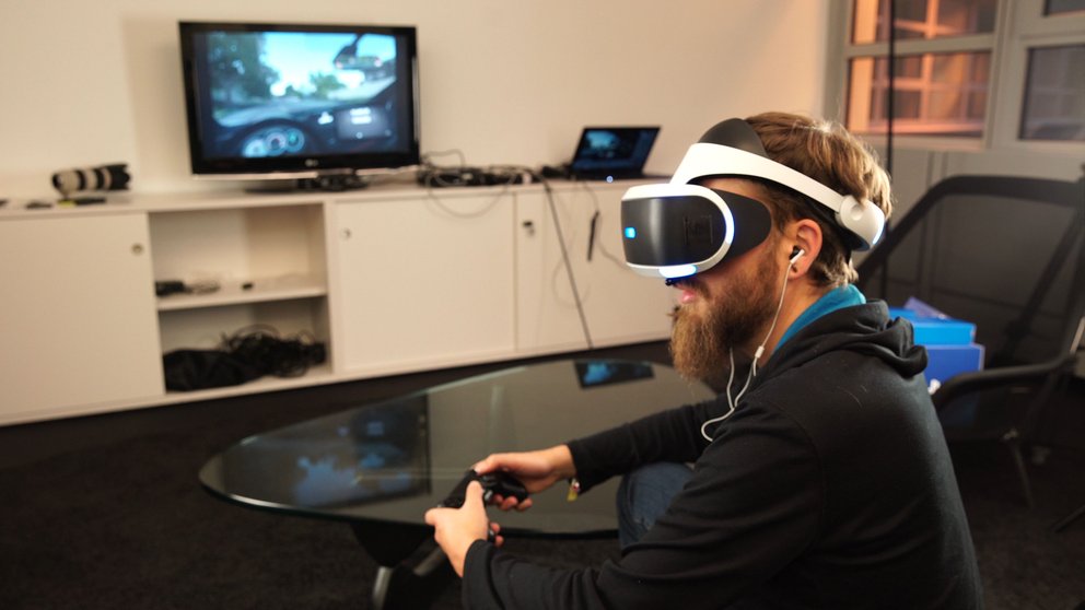 Spiegelnde Flächen wie Glastische oder aber Lichter im Sichtfeld der Kamera sorgen für die gleichen Probleme wie schon damals bei PlayStation Move.