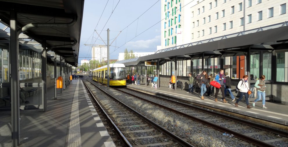 Während wir 10 Minuten auf die Bahn warten, sollen wir nach Nintendos Vorstellung die Switch aus dem Rucksack ziehen und eine Runde zocken. (Bildquelle: Flickr-Ingolf-CC BY-SA 2.0)