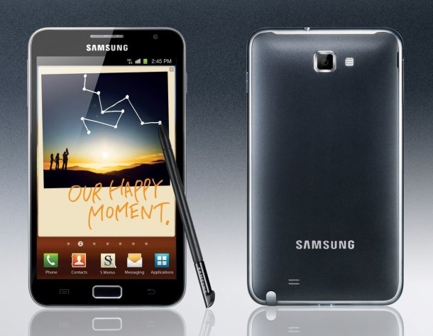 Als das Samsung Galaxy Note 2011 auf den Markt kam, rechnete niemand mit dem grandiosen Erfolg, den es haben sollte. Es gilt auch als das Phablet, dass die Vergrößerung der Smartphone-Displays forciert hat.