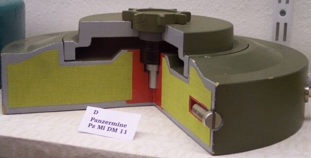 Panzermine im Schnitt. (Quelle: Stefan Kühn - Eigenes Werk, CC BY 3.0) https://creativecommons.org/licenses/by/3.0/