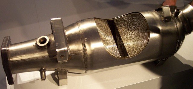 Aufgeschnittener Metallkatalysator für ein Kfz. (Quelle: Wikipedia, User: Romanm, CC BY-SA 2.0)