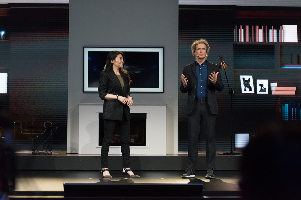 Der Schweizer Industriedesigner Yves Behar stellt seine Kreation vor: Den Samsung Frame TV (Quelle: Samsung)