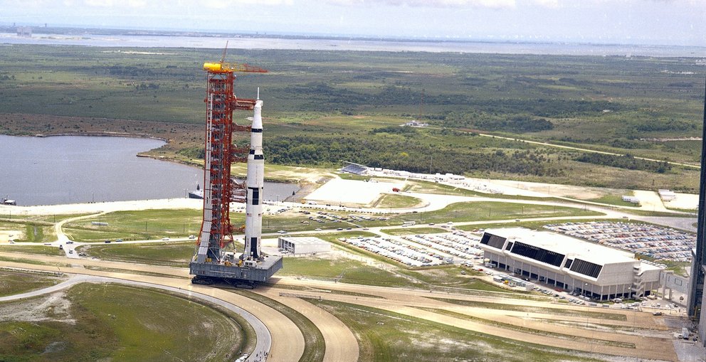 Die echte Saturn V auf dem Kennedy Space Center im July 1969. Die kleinen Punkte daneben sind Autos (Quelle: NASA)