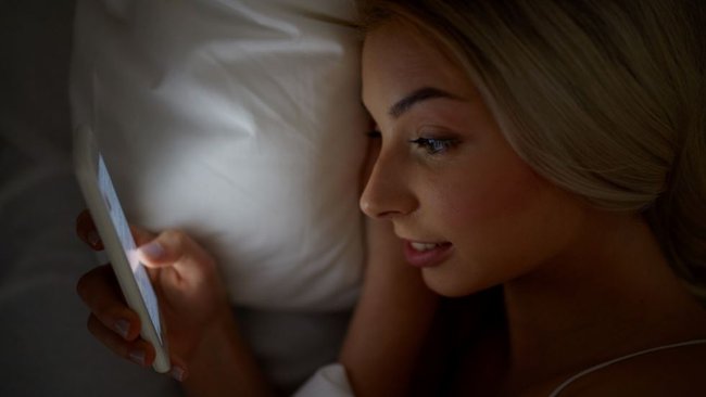 Mit dem Smartphone vor dem Schlafen lesen, ist in Ordnung, ihr solltet das Handy aber nicht im Bett aufladen. (Bildquelle: dolgachov)