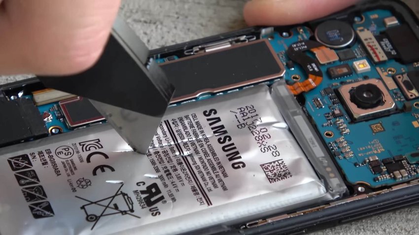 Samsung Galaxy S8 wird zersägt Akku dehnt sich aus explodiert aber nicht