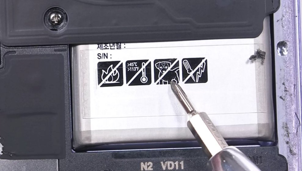 Gut zu sehen: Das „Anti-Hund-Symbol“ auf dem Akku des Galaxy S8. (Bildquelle: YouTube/JerryRigEverything.