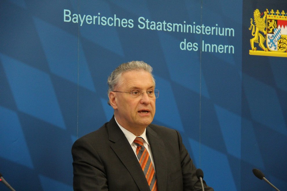Joachim Herrmann ist ein bayerischer Landespolitiker der CSU, Bayerischer Staatsminister des Innern und Mitglied des Bayerischen Landtags. (Quelle Foto: JouWatch auf Flickr, CC BY-SA 2.0 https://flic.kr/p/fVYSBU)