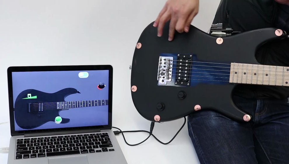 ... und dann Elektroden anbringen. Fertig ist die Touch-Gitarre mit Zusatzfunktionen (Quelle: Yang Zhang)