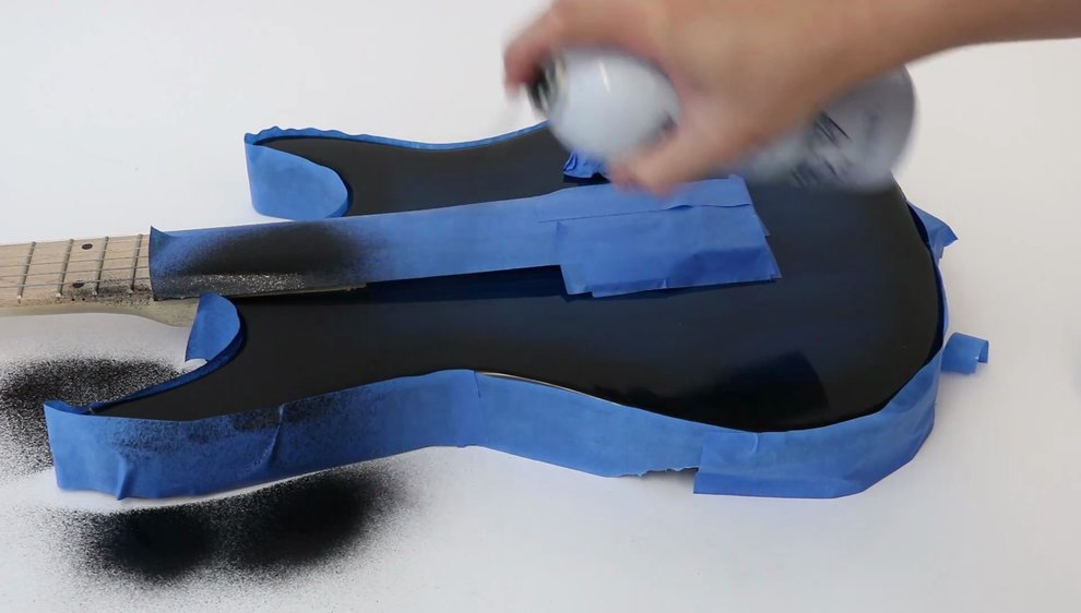 Erst ein wenig elektrisch leitfähige Farbe aufsprühen... (Quelle: Yang Zhang)
