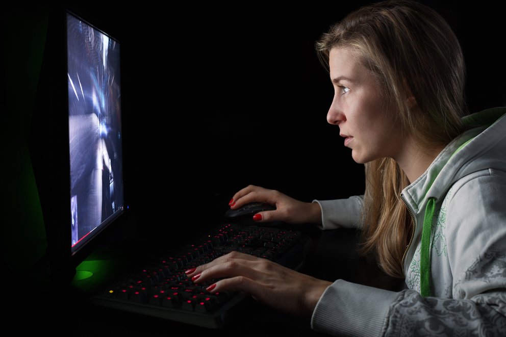 Auch Frauen können Pro-Gamer sein. Spielt jemand überdurchschnittlich gut, wird trotzdem oft davon ausgegangen, dass es sich um einen Mann handeln muss.