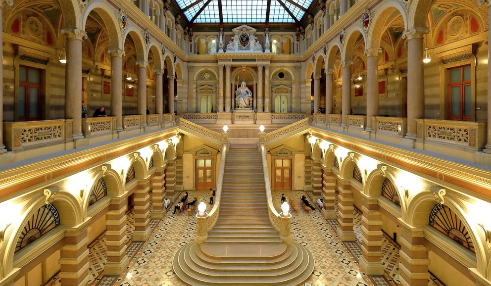 Die Empfangshalle des Justizpalastes, der Sitz des Oberlandesgerichts Wien (OLG). Quelle: Von Bwag - Eigenes Werk, CC-BY-SA 4.0, https://commons.wikimedia.org/w/index.php?curid=52562500