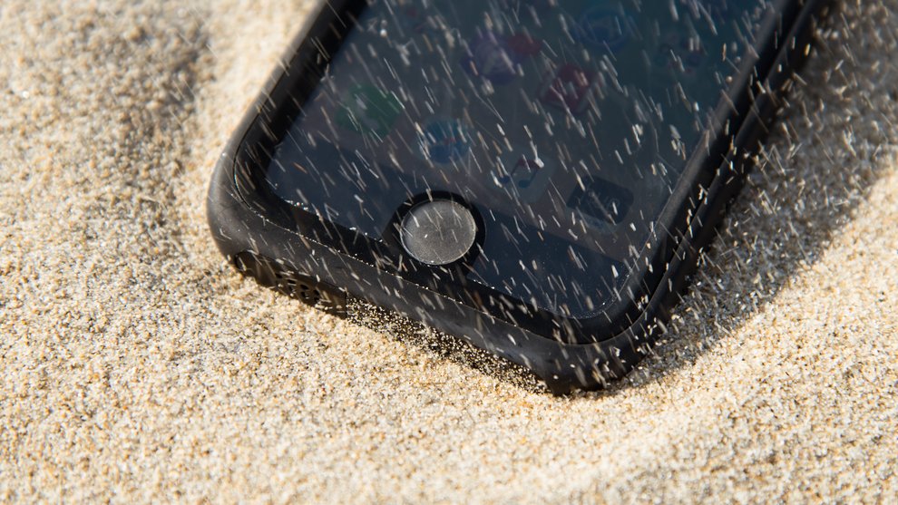 Sand bläst dem Catalyst-Case um die Ohren.