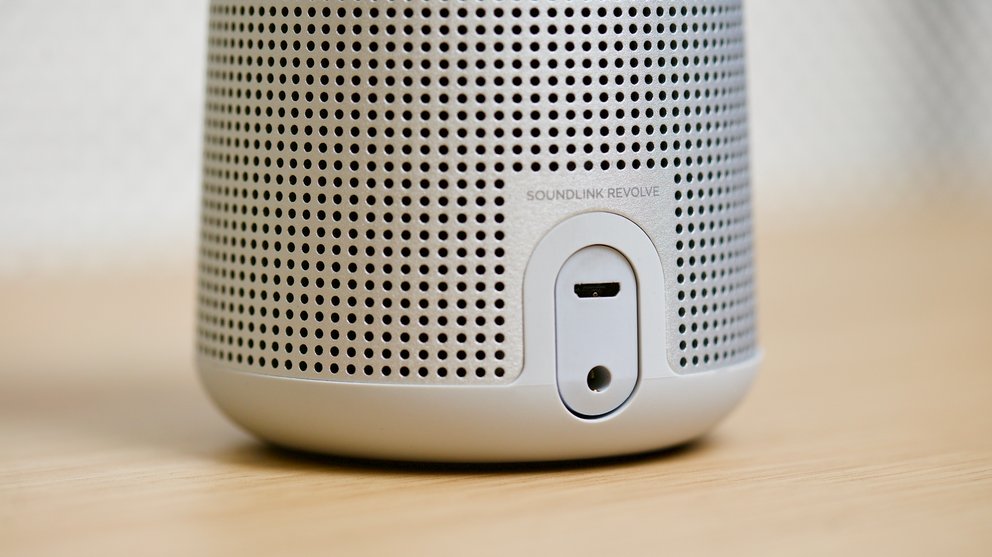Der Bose Soundlink Revolve bietet einen 3,5-mm-AUX-Eingang für externe Zuspieler und einen Micro-B-USB-Anschluss zum Aufladen