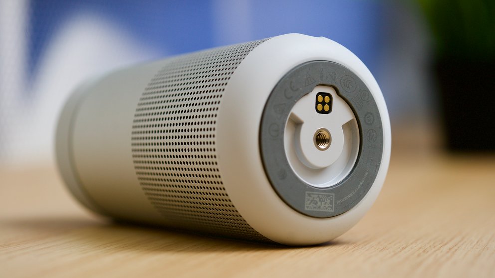 Unten befindet sich der Kontakt für die optional erhältliche Ladeschale. Wir haben den Revolve ausschließlich per USB-Kabel geladen und halten das für absolut ausreichend