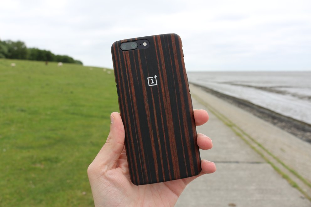 OnePlus bietet seit der ersten Generation ausgewähltes Zubehör für seine Smartphones an, darunter auch Skin-Cases.