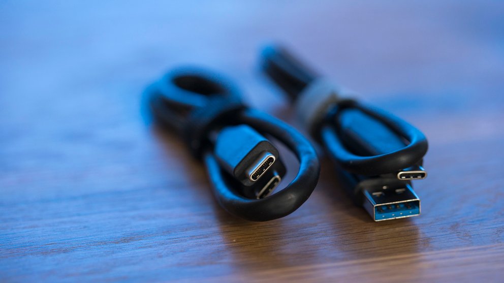 Hier separat: die mitgelieferten Kabel. Nicht so elegant wie die T5 selbst, aber notwendig, um sie anzuschließen.